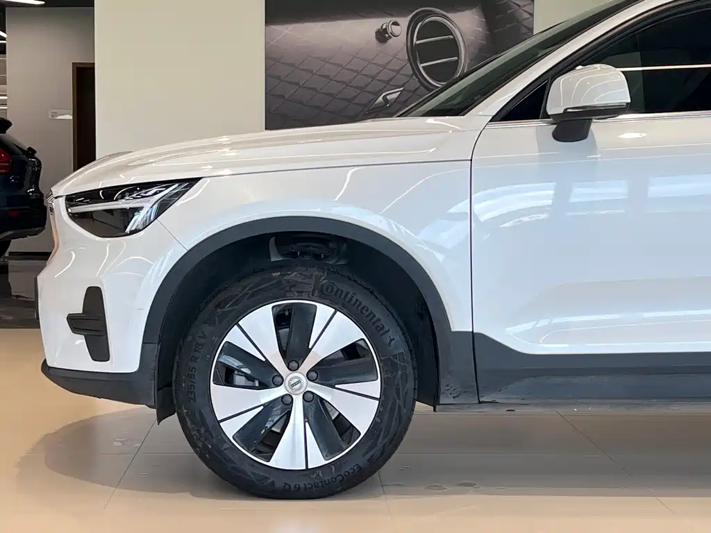 Volvo XC40 — фото 4