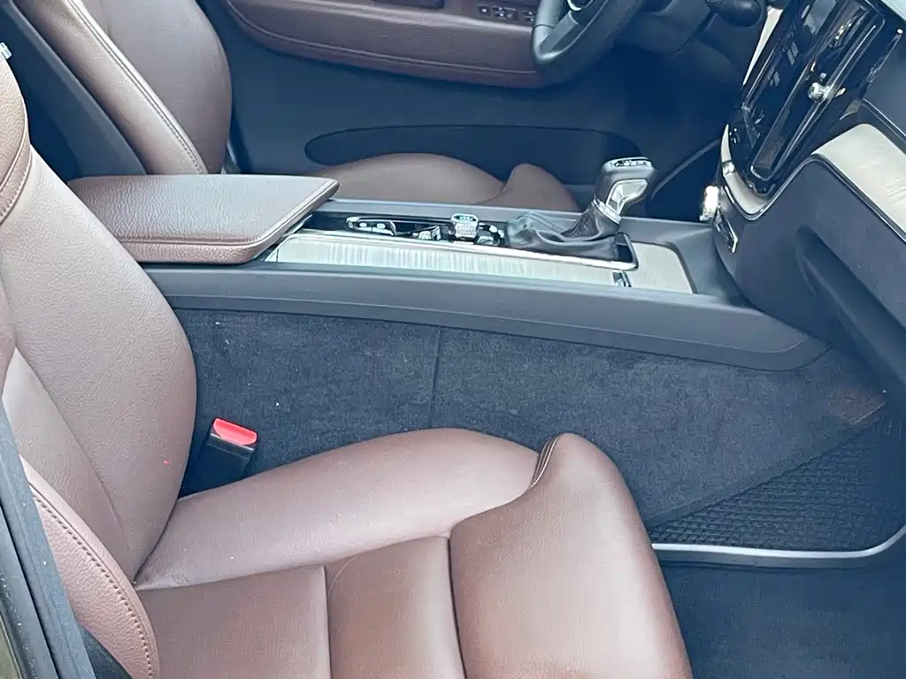 Volvo XC60 — фото 9