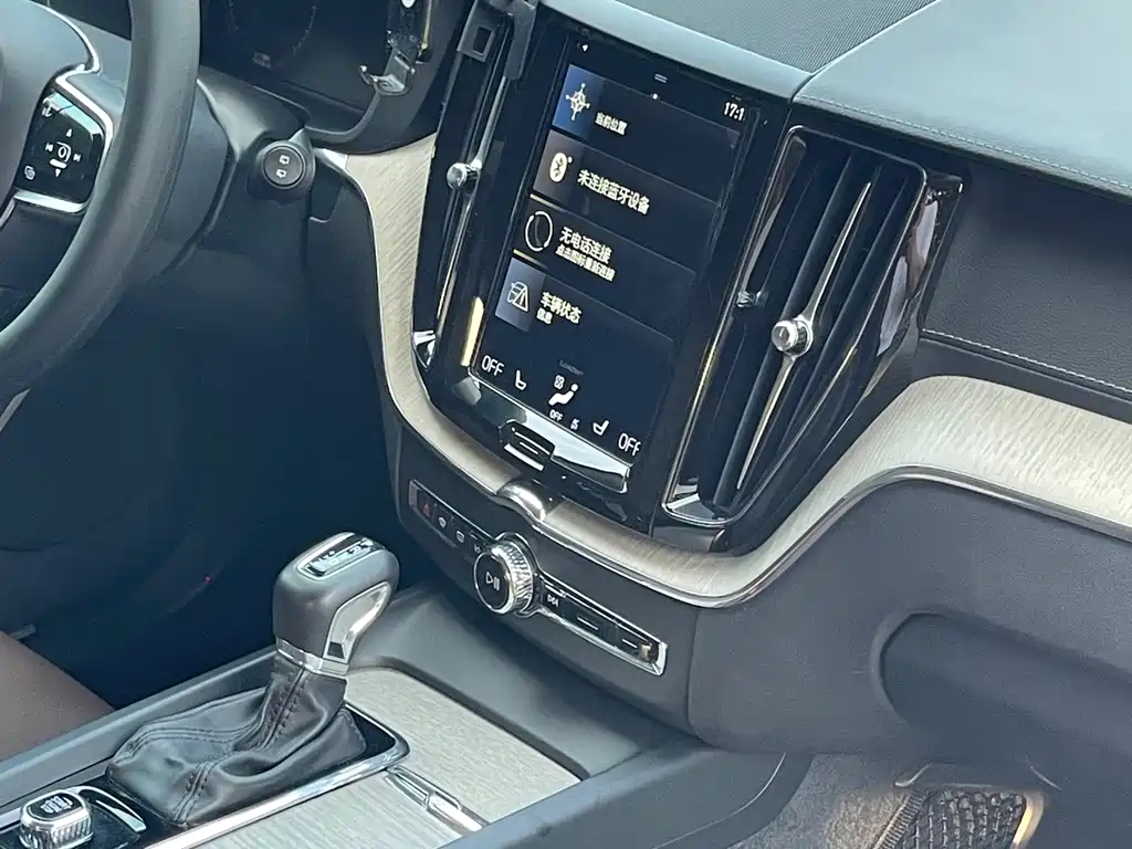 Volvo XC60 — фото 10