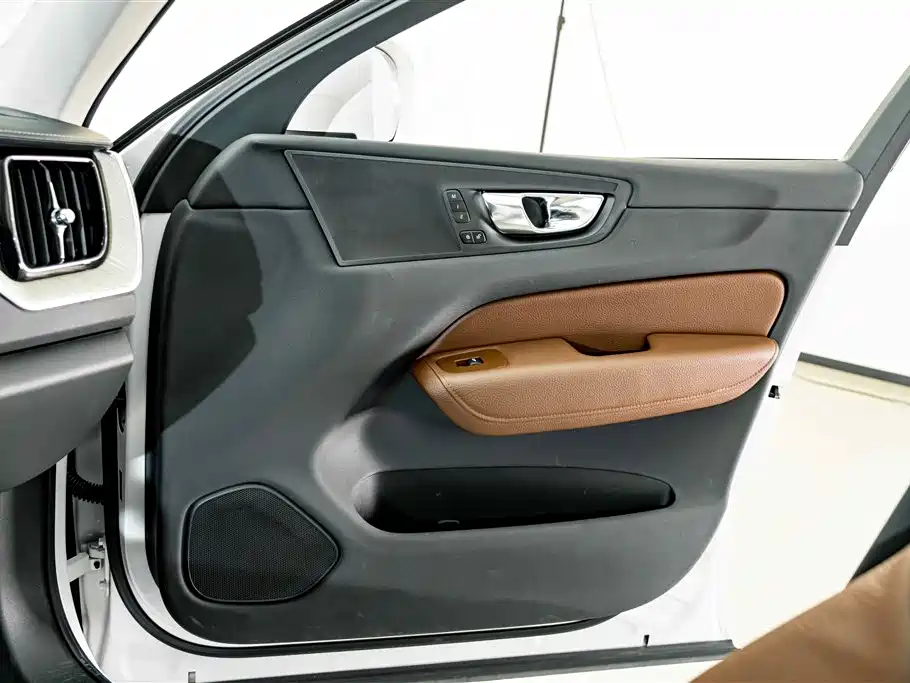 Volvo XC60 — фото 15
