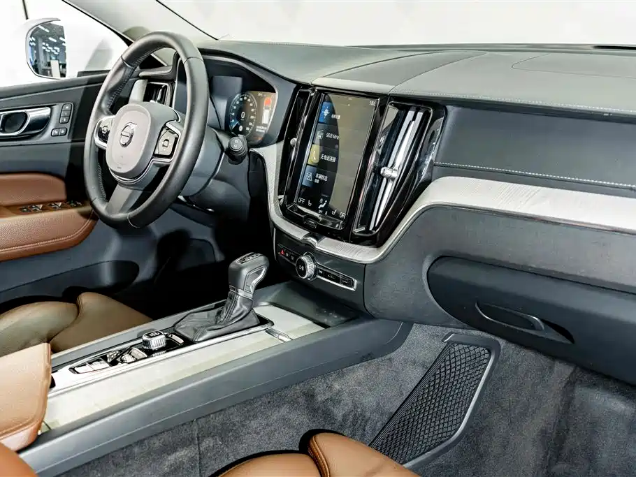 Volvo XC60 — фото 17