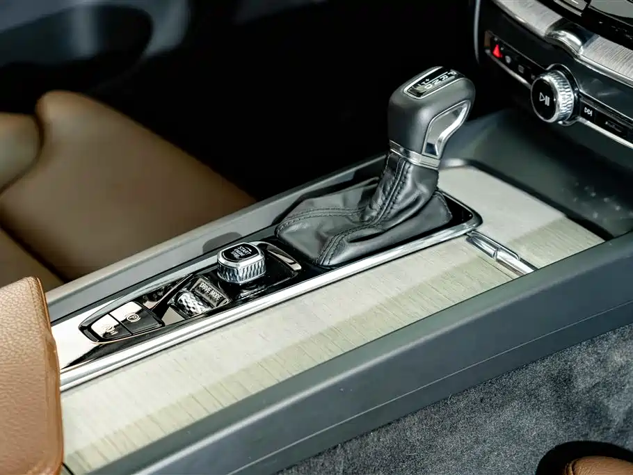 Volvo XC60 — фото 18