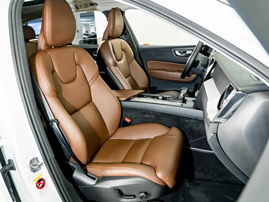 Volvo XC60 — фото 19