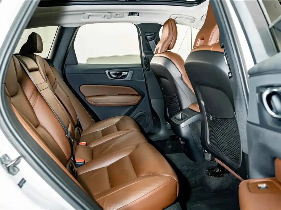 Volvo XC60 — фото 20