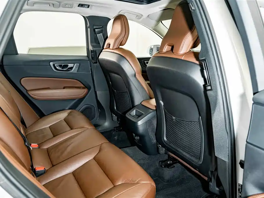 Volvo XC60 — фото 21