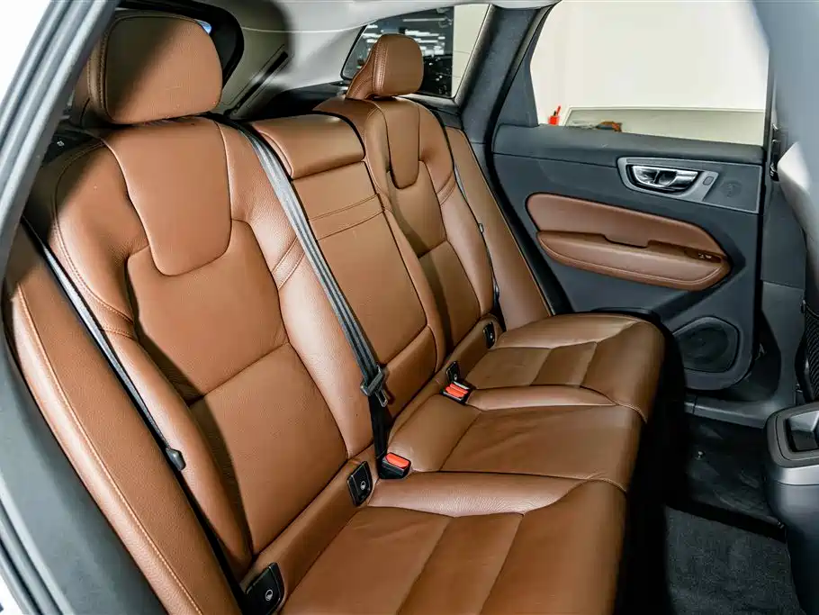 Volvo XC60 — фото 22