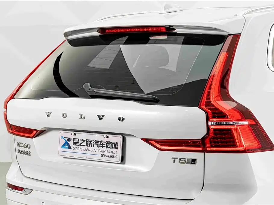 Volvo XC60 — фото 8