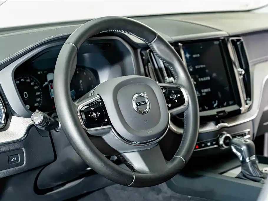 Volvo XC60 — фото 10