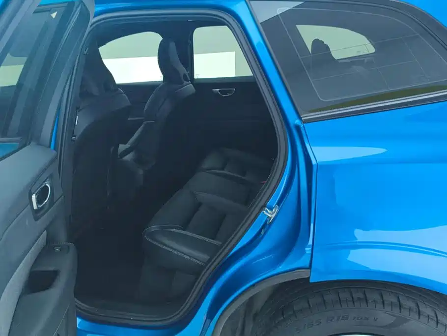 Volvo XC60 — фото 11
