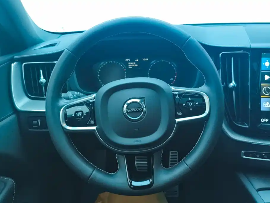 Volvo XC60 — фото 15