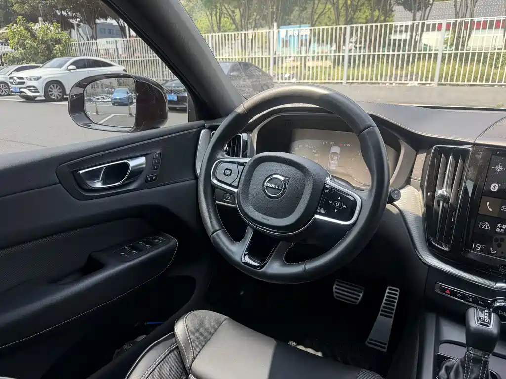 Volvo XC60 — фото 11