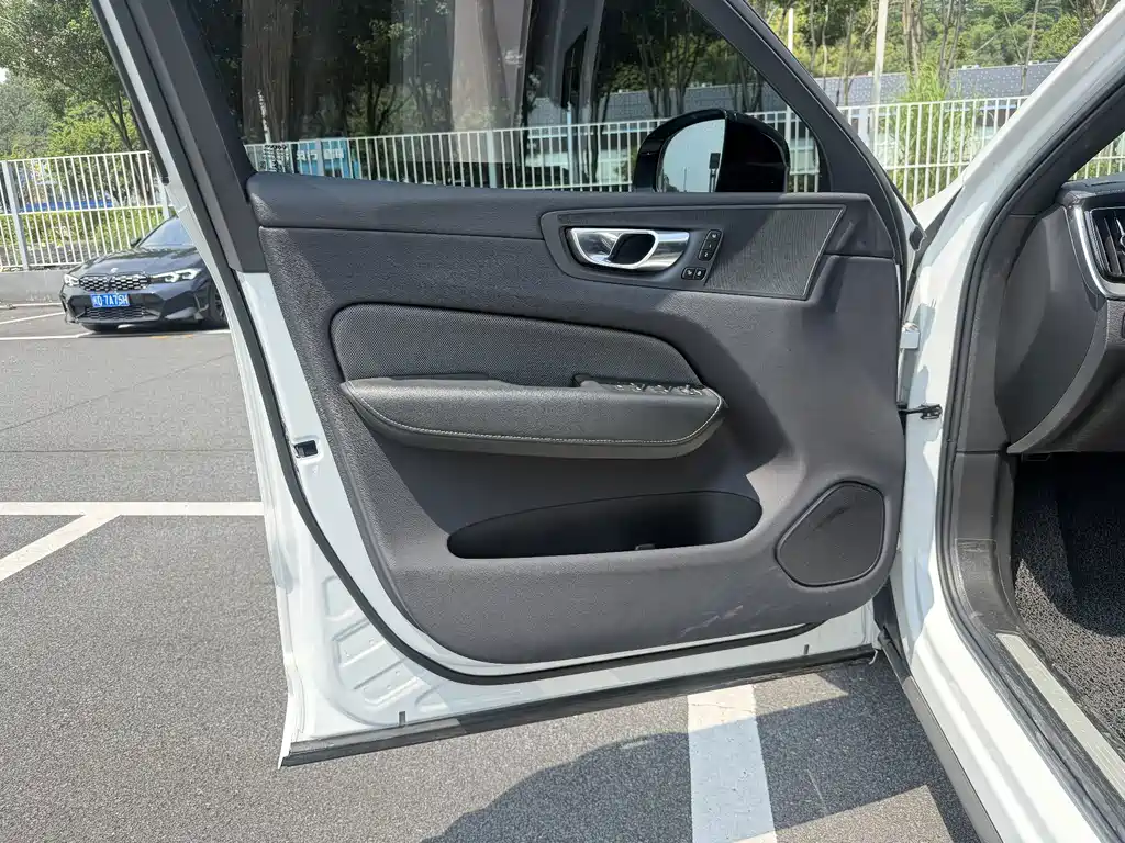 Volvo XC60 — фото 15