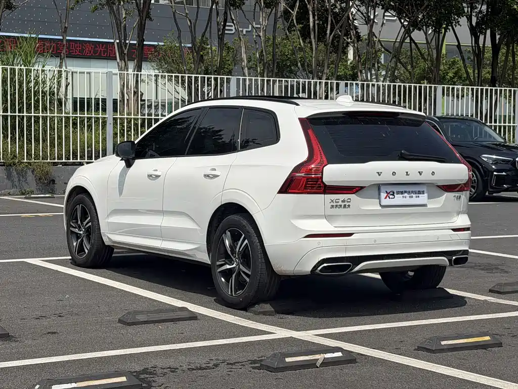 Volvo XC60 — фото 17