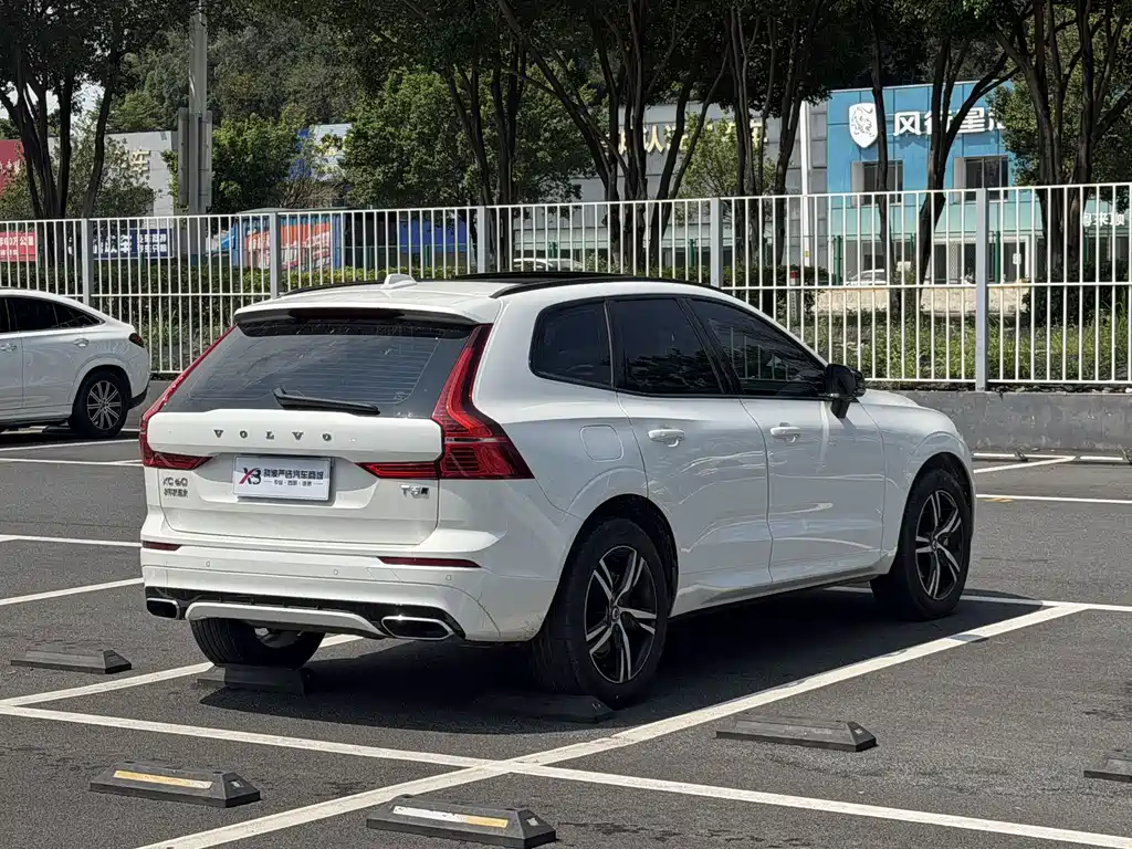 Volvo XC60 — фото 19