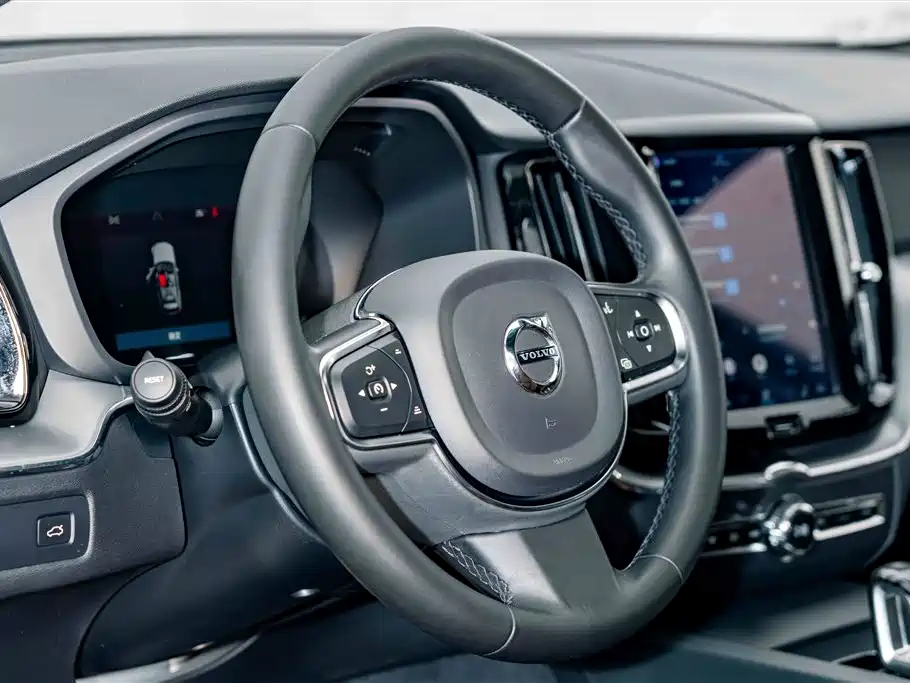 Volvo XC60 — фото 9
