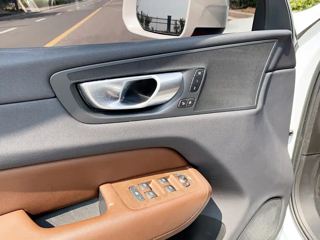 Volvo XC60 — фото 11