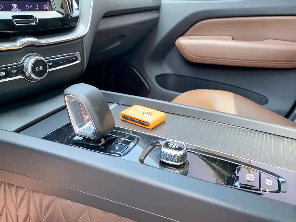 Volvo XC60 — фото 14