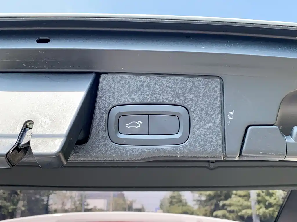 Volvo XC60 — фото 21