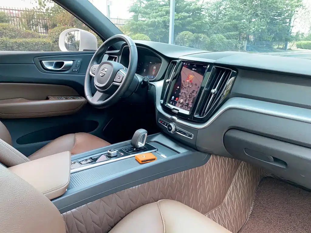 Volvo XC60 — фото 24