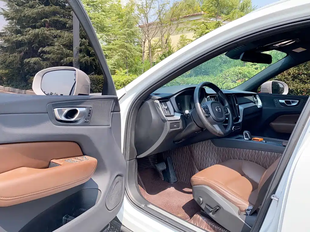 Volvo XC60 — фото 10