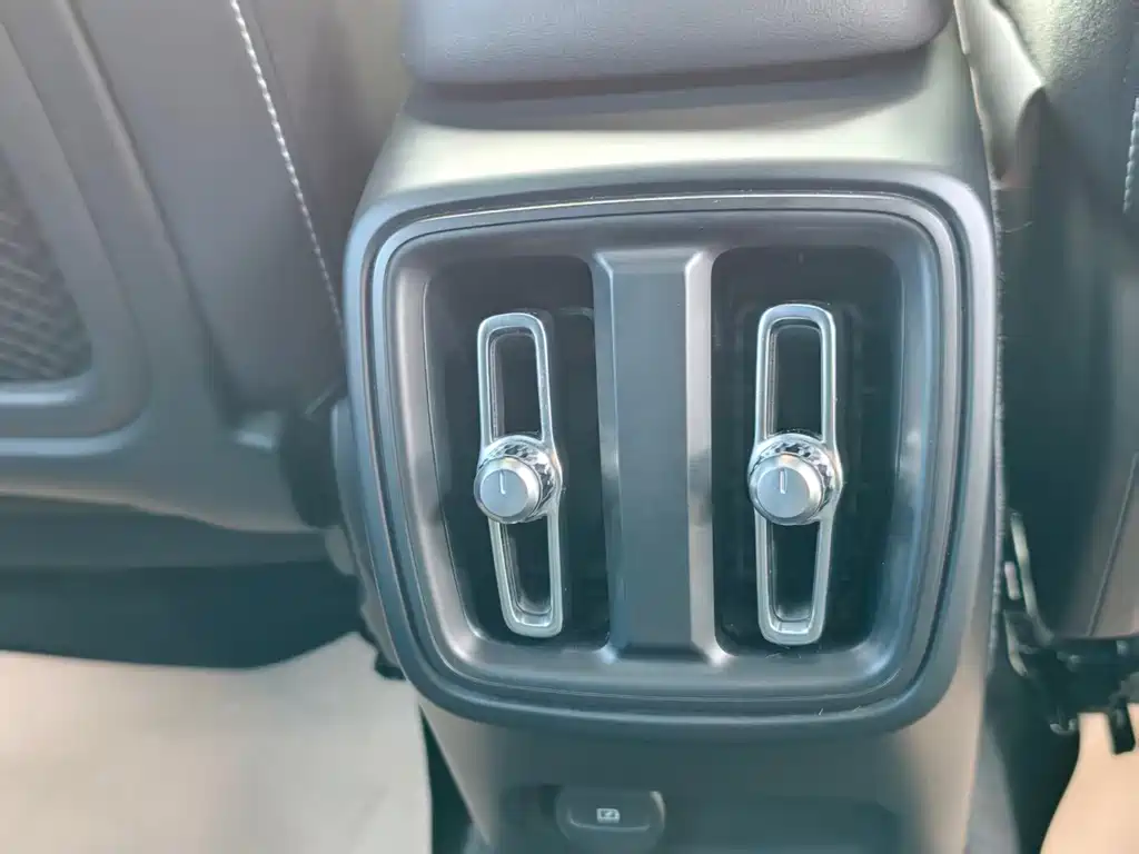 Volvo XC40 NEV — фото 21