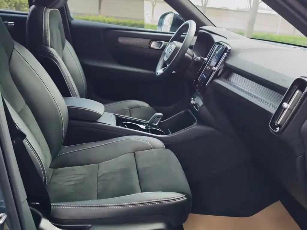 Volvo XC40 NEV — фото 10