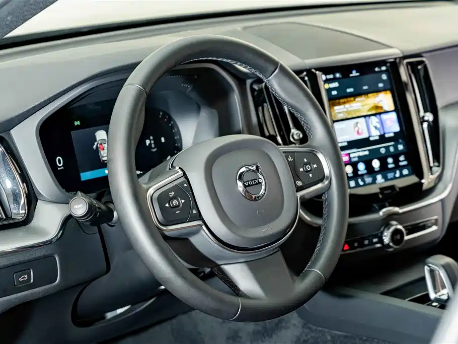 Volvo XC60 — фото 10