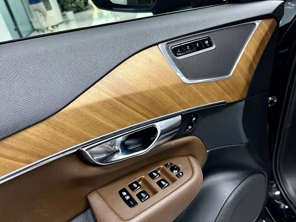 Volvo XC90 — фото 17