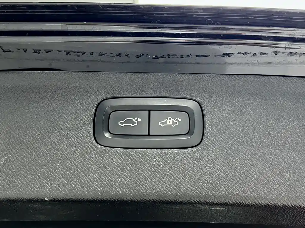 Volvo XC90 — фото 20