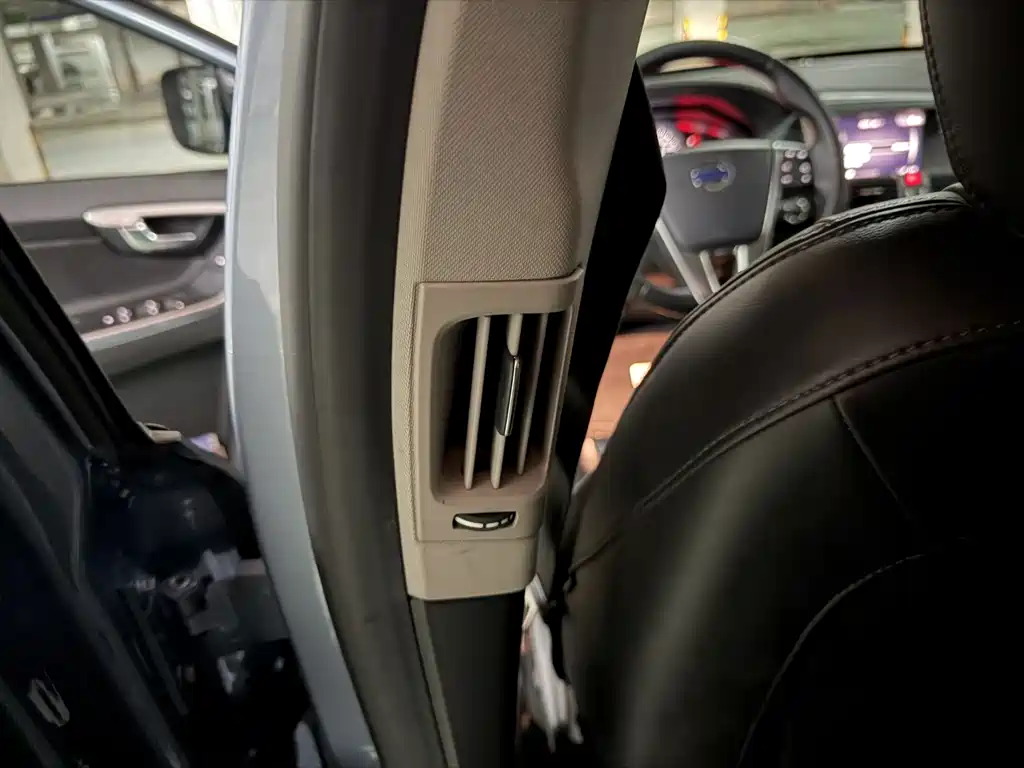 Volvo XC60 — фото 11