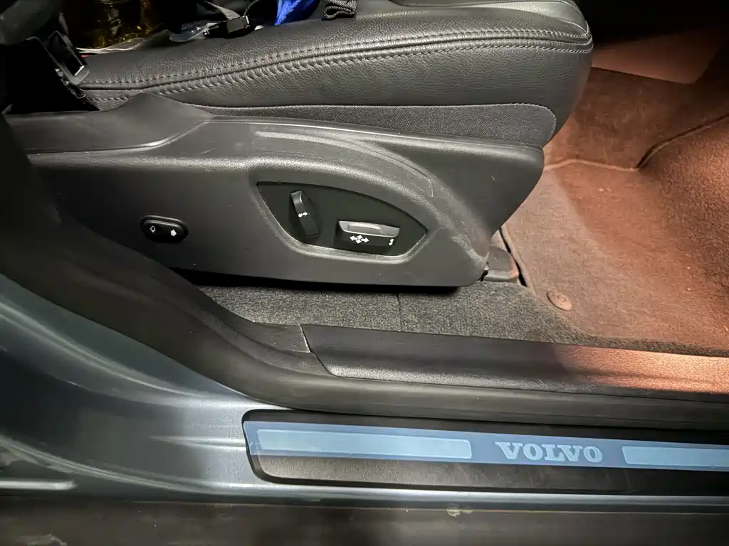 Volvo XC60 — фото 13