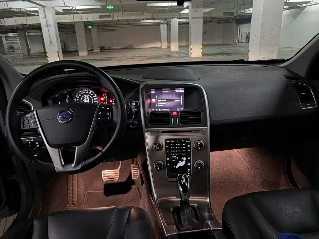 Volvo XC60 — фото 10