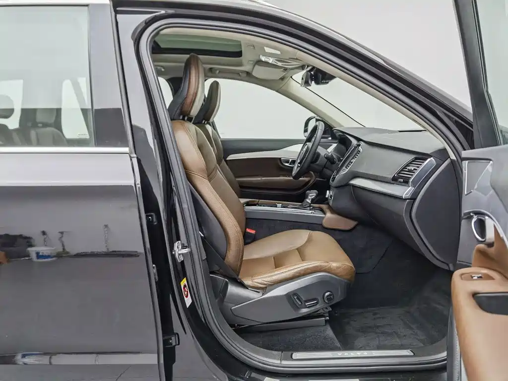 Volvo XC90 — фото 23