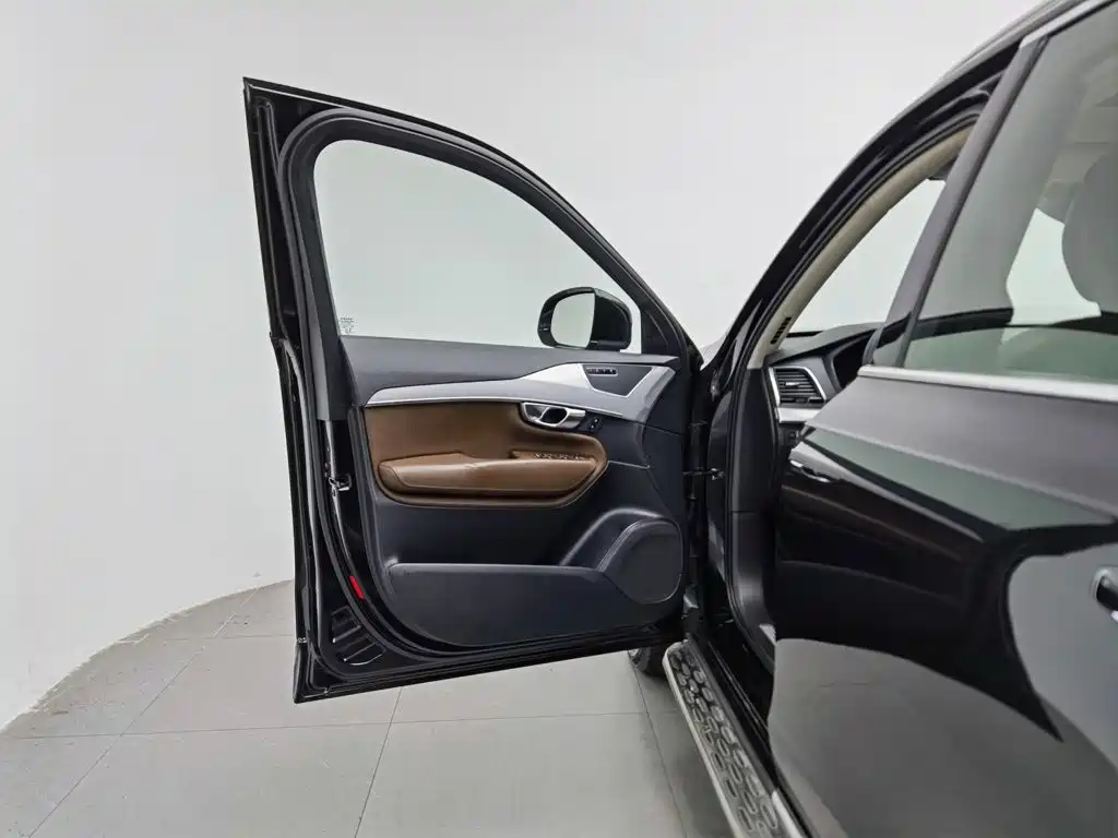 Volvo XC90 — фото 8
