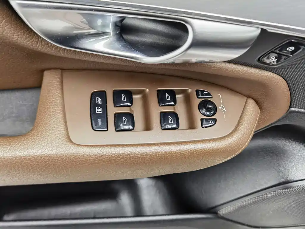 Volvo XC90 — фото 9