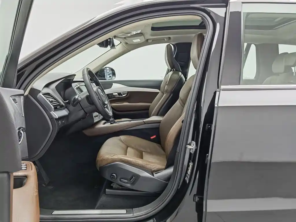 Volvo XC90 — фото 10