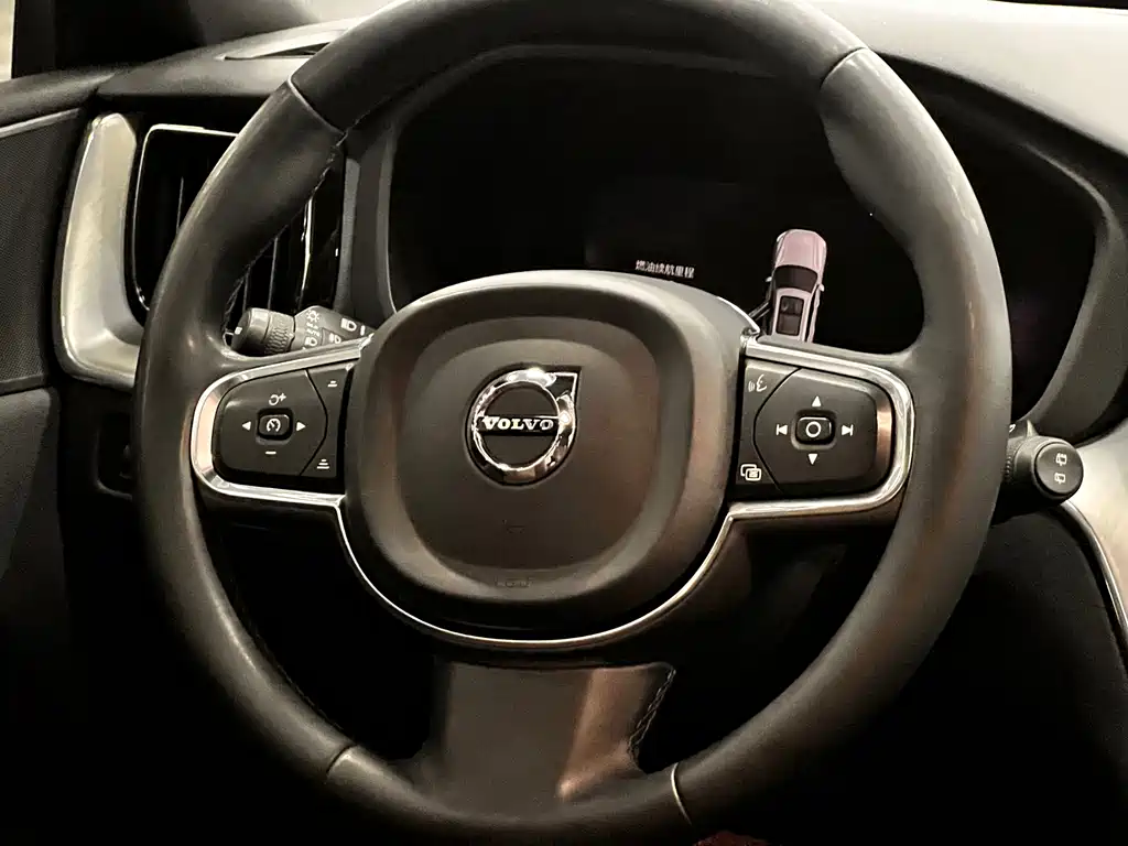 Volvo XC60 — фото 11
