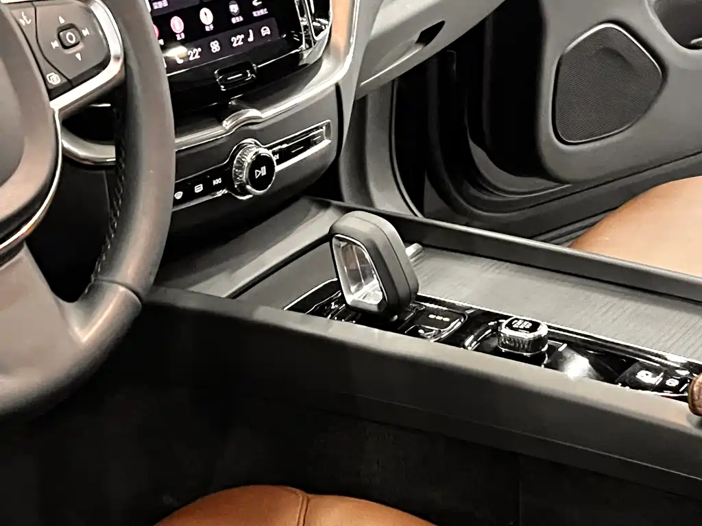 Volvo XC60 — фото 17
