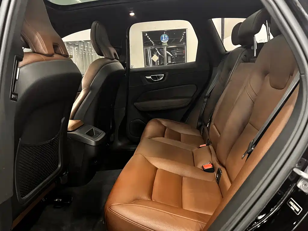 Volvo XC60 — фото 22