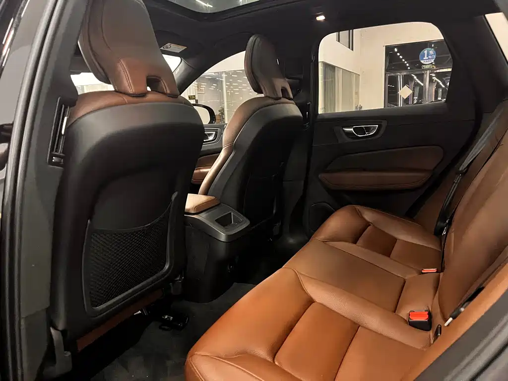 Volvo XC60 — фото 23