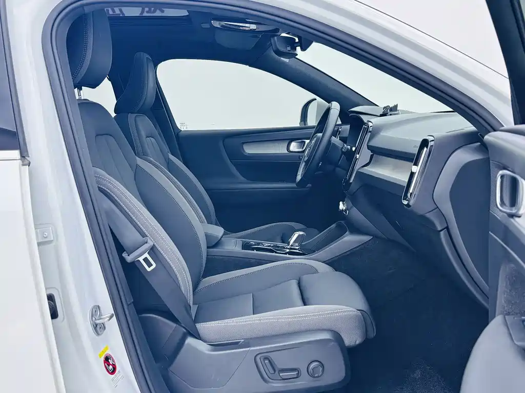 Volvo XC40 — фото 15