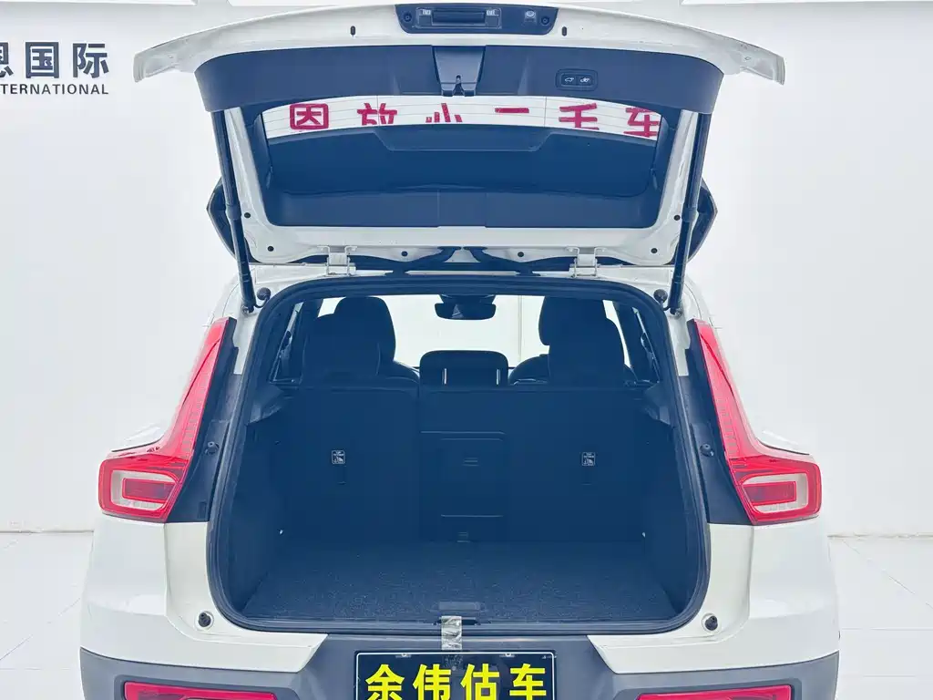 Volvo XC40 — фото 17