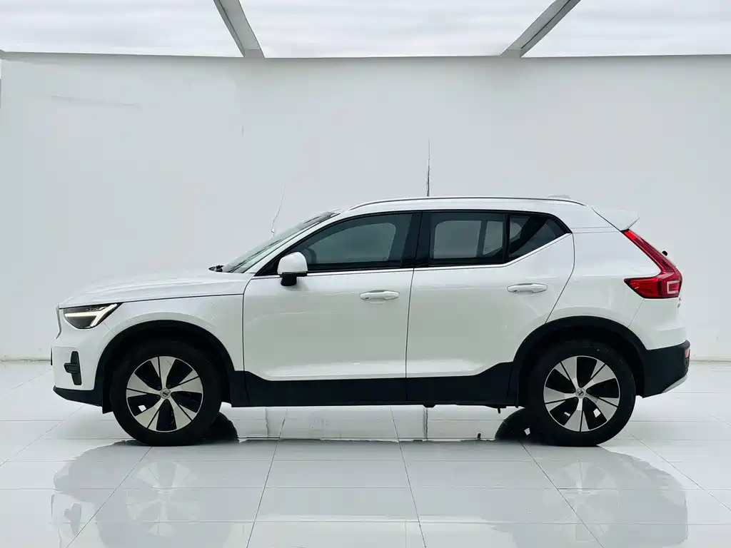 Volvo XC40 — фото 4