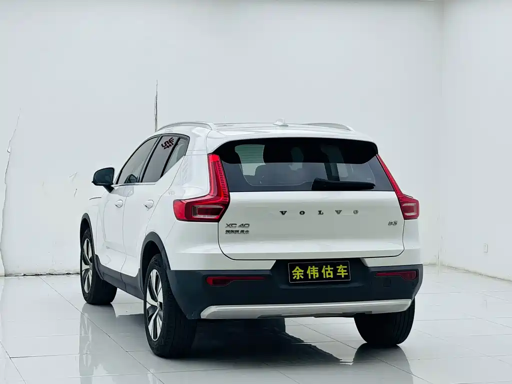 Volvo XC40 — фото 5