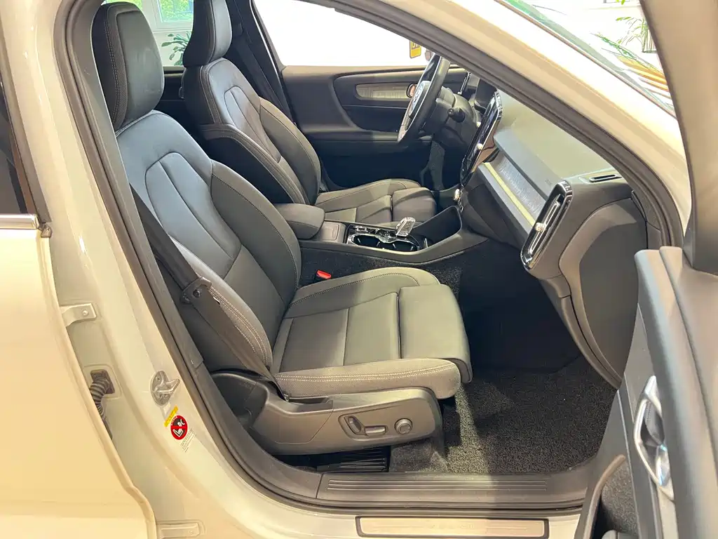 Volvo XC40 — фото 10