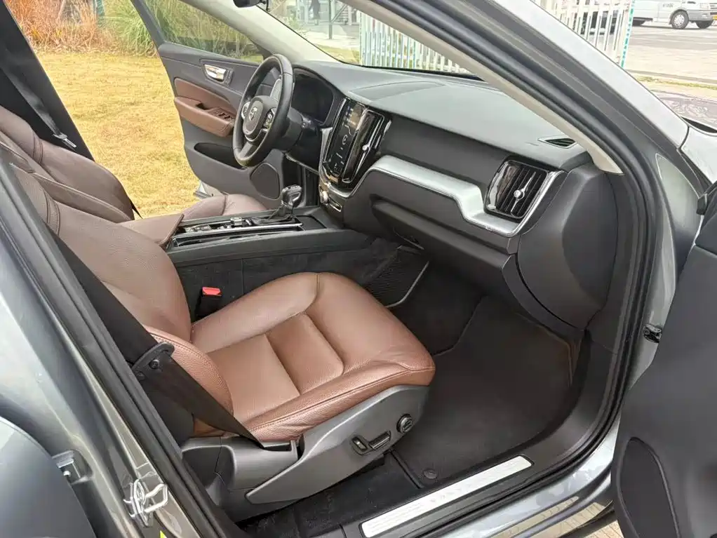 Volvo XC60 — фото 10