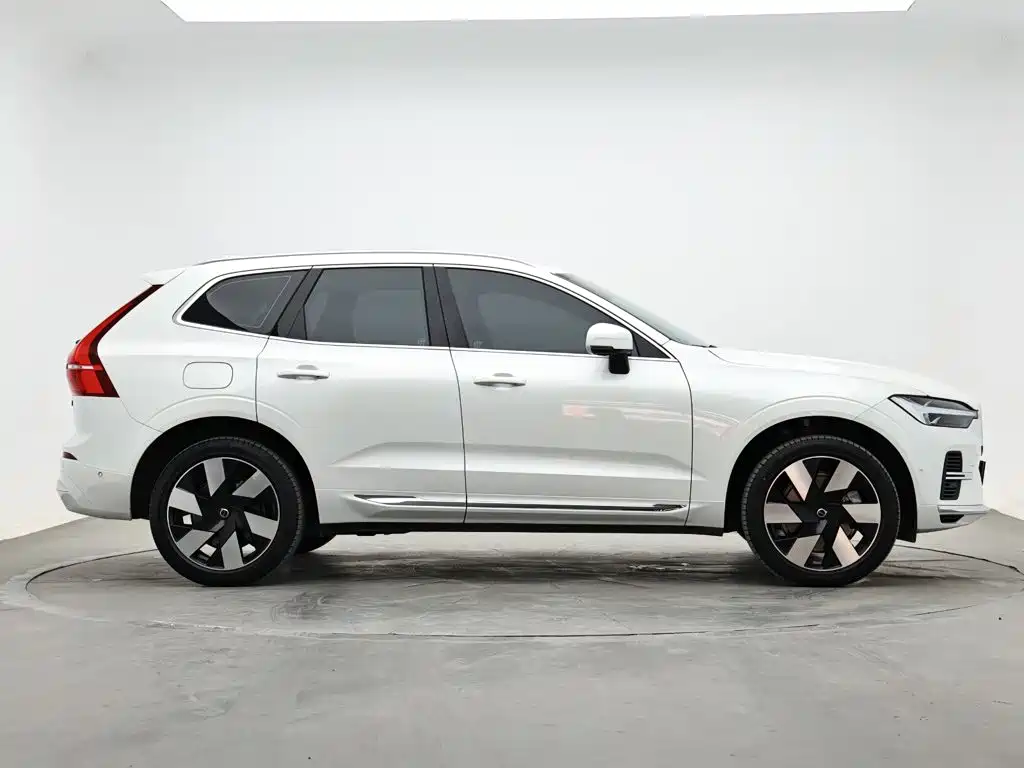 Volvo XC60 PHEV — фото 5