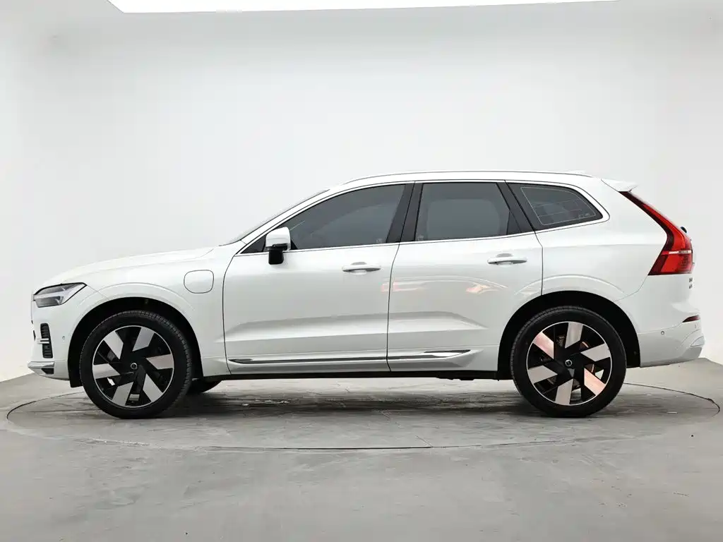 Volvo XC60 PHEV — фото 6