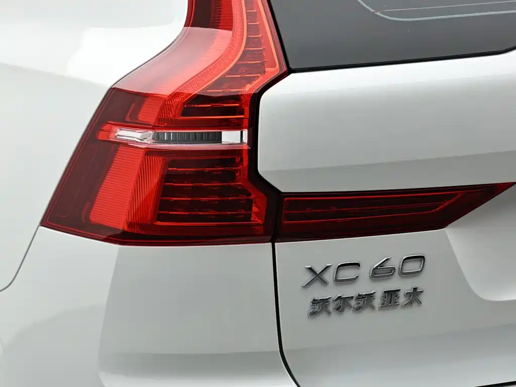 Volvo XC60 PHEV — фото 7