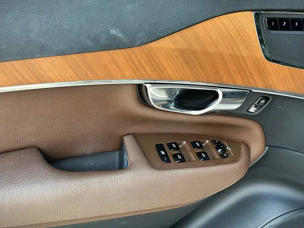 Volvo XC90 — фото 11